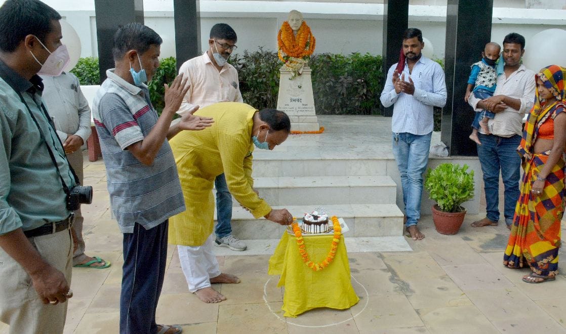 Villagers cut cake on the 140th birth anniversary of Kathasamrat Munshi Premchand, literature lovers bowed down