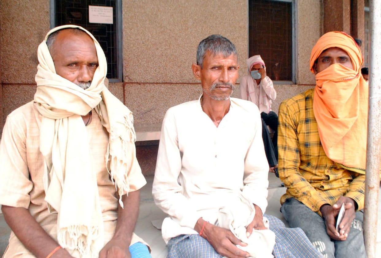karant kee chapet mein aane se mahila kee maut, daravaaja kholane ke dauraan hua haadasa