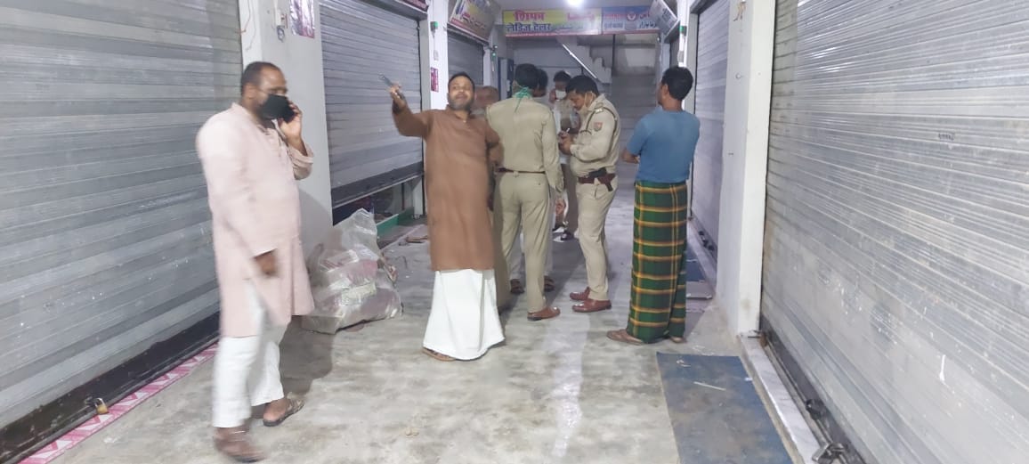 Thieves committed major crime in Azamgarh, 28 shops of Dhangal Dali Complex