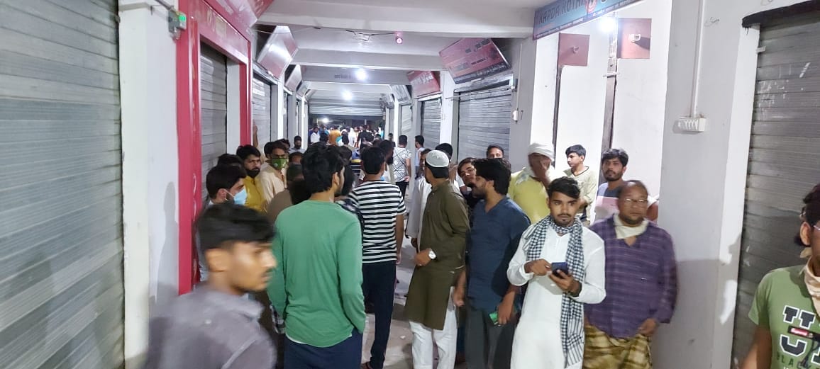 Thieves committed major crime in Azamgarh, 28 shops of Dhangal Dali Complex