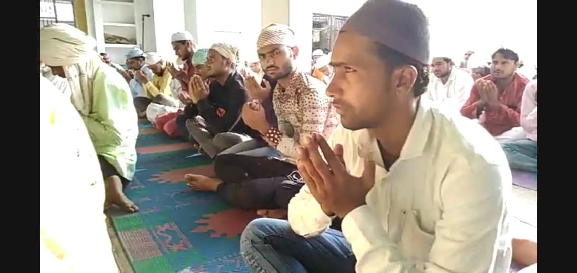 People pray to seek blessing from COVID-19