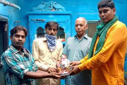 हरदोई के संडीला में विंग कमांडर अभिषेक के परिजनों को सम्मानित करते रफीक लंबू