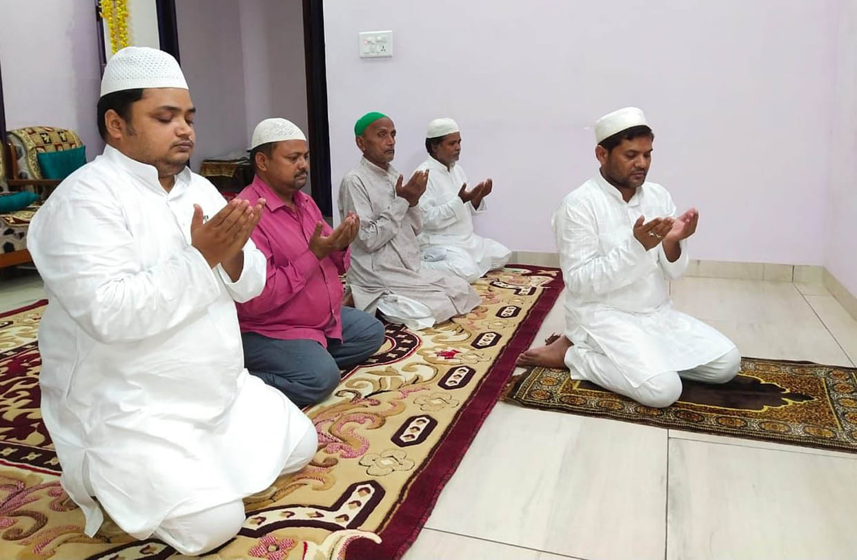 social distancing maintained during namaz of eid
