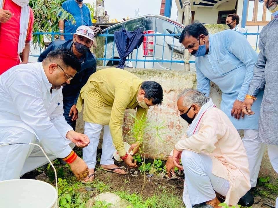 BJP leaders planted saplings on the birthday of the organization's general minister