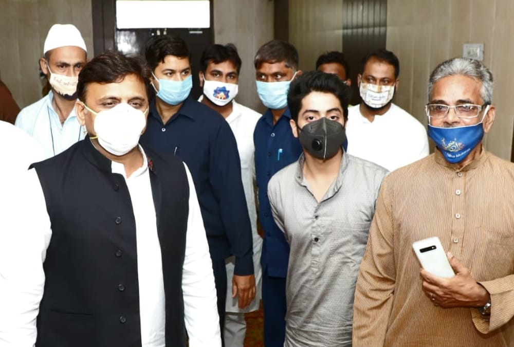Akhilesh Yadav arrives Eidgaah to wish on Bakreed.