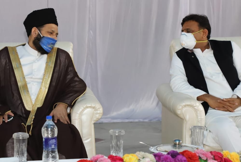Akhilesh Yadav arrives Eidgaah to wish on Bakreed.