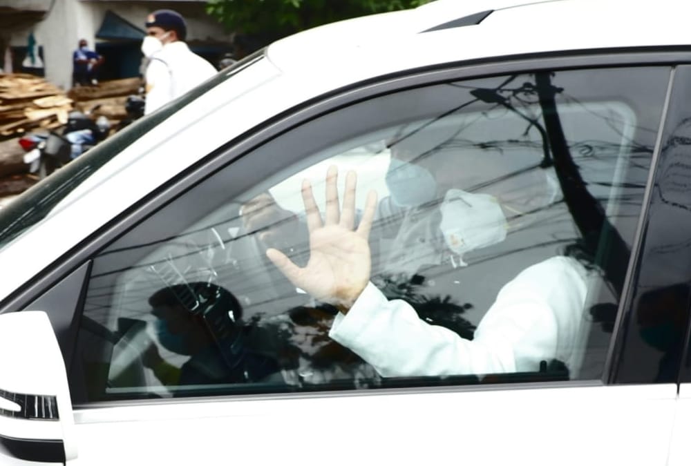Akhilesh Yadav arrives Eidgaah to wish on Bakreed.