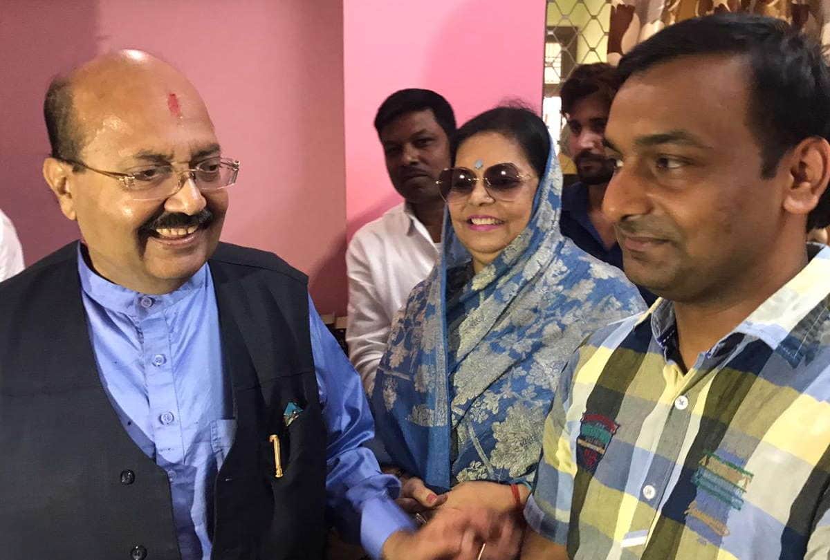 Amar Singh met Chandraprakash Agarwal Managing Director of Gallant Ispat Ltd before leaving for Singapore