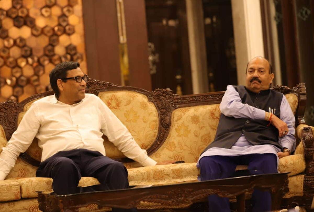 Amar Singh met Chandraprakash Agarwal Managing Director of Gallant Ispat Ltd before leaving for Singapore