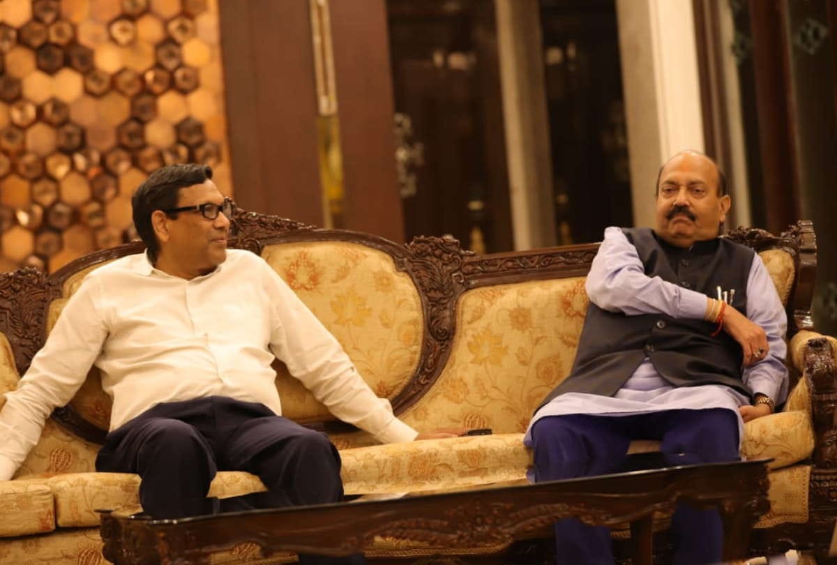 Amar Singh met Chandraprakash Agarwal Managing Director of Gallant Ispat Ltd before leaving for Singapore