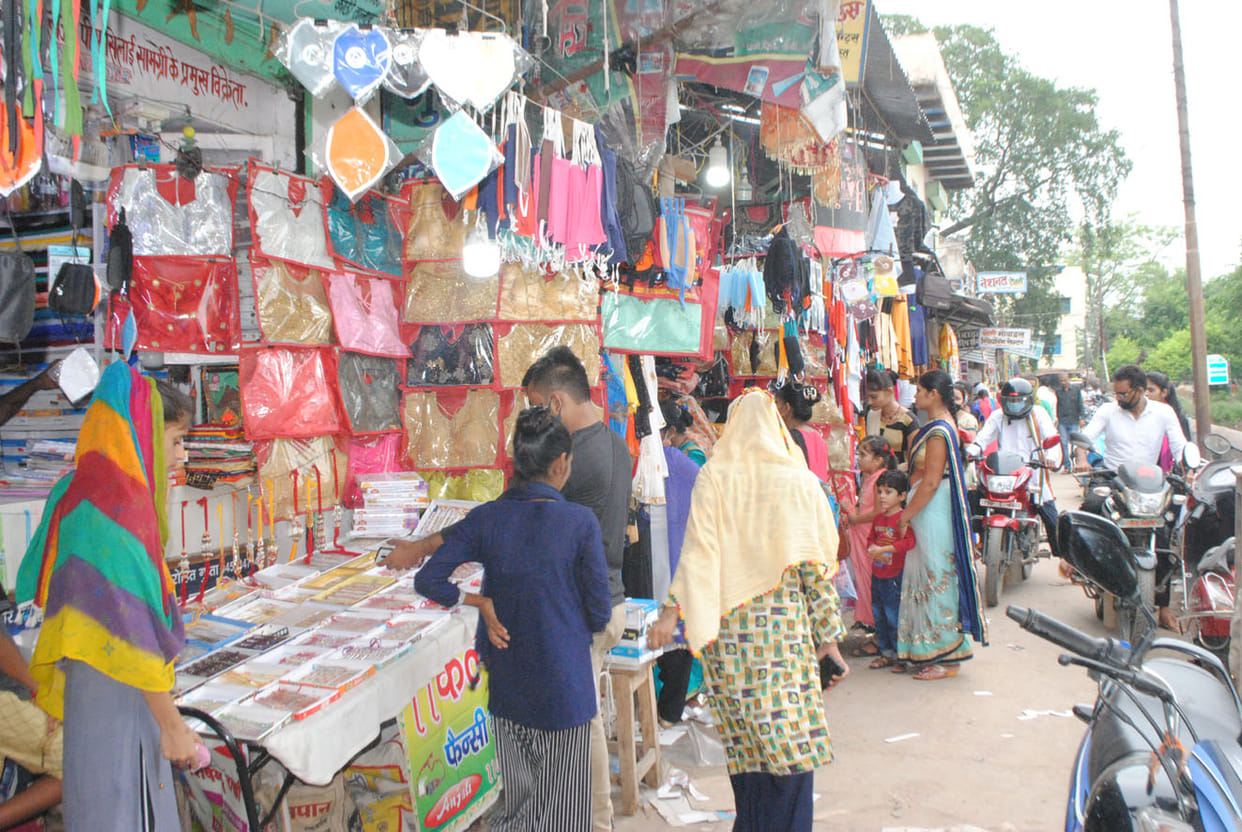 bakareed aur rakshaabandhan par khareedaaree ko umadee bheed