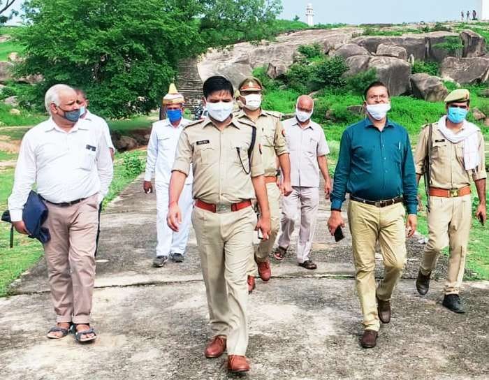 DM and SP inspected the city and took stock of peace in mahoba