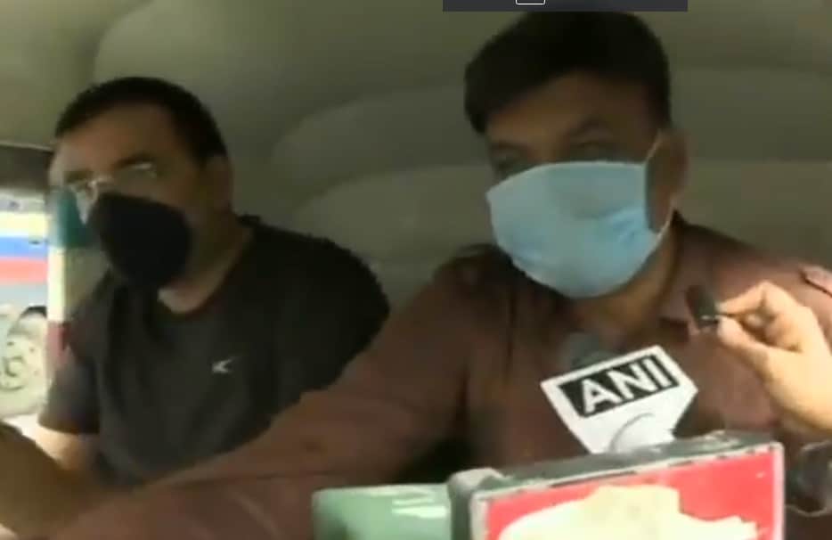 Bihar Police leave in an auto rickshaw after visiting Bandra Police Station Sushant Singh Rajput case