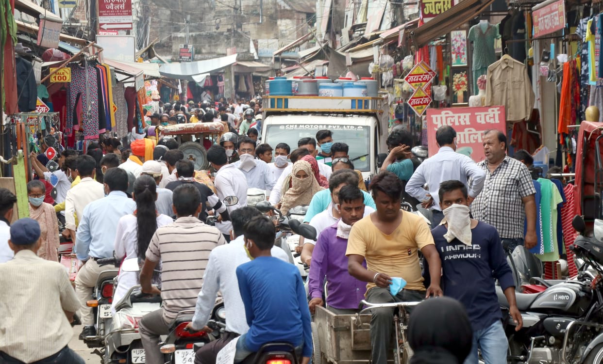 The crowd gathered in the market before lockdown, jammed