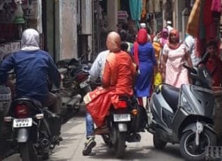 Crowd in markets, people forgot social distancing
