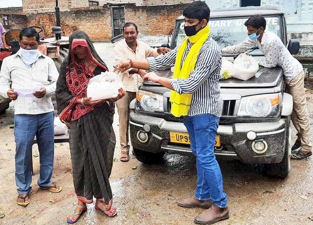 Food grains are being delivered to the poor from village to village for four months in mahoba