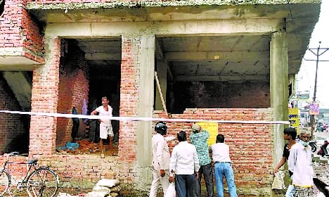 BDA team sealed illegal construction of shops in Sanjaynagar...