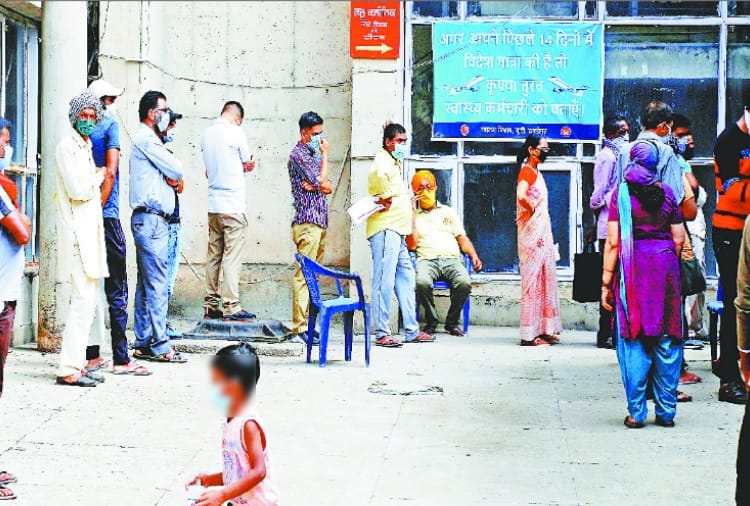 Chandigarh News in Hindi: Social distancing is not follow in GMSH-16