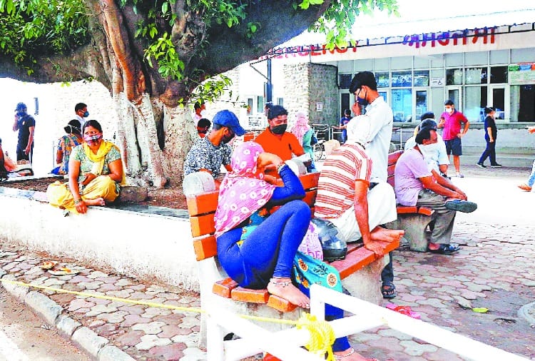 Chandigarh News in Hindi: Social distancing is not follow in GMSH-16