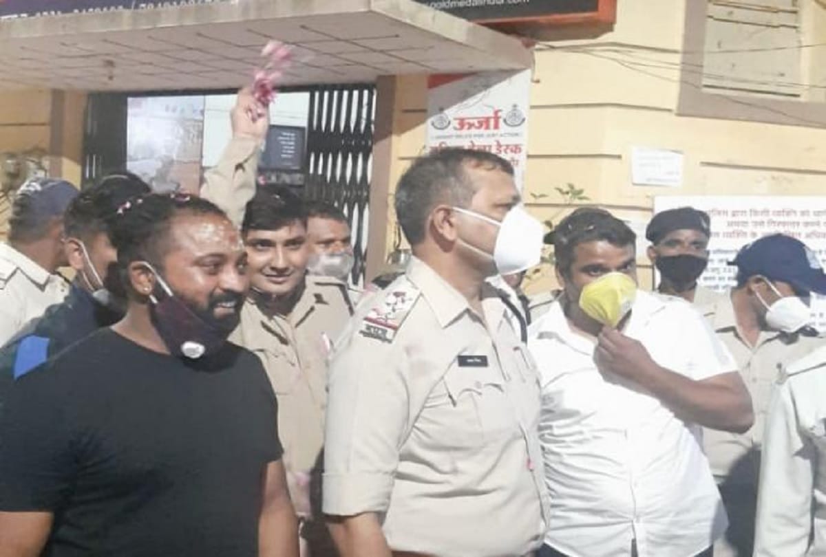 Covid 19 : In Indore Fareed Police Station In Charge With A Band Instrument Controversy, Video Viral