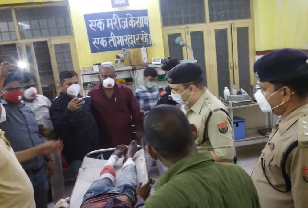 One police man and one goon injured in Police encounter in Lalganj.