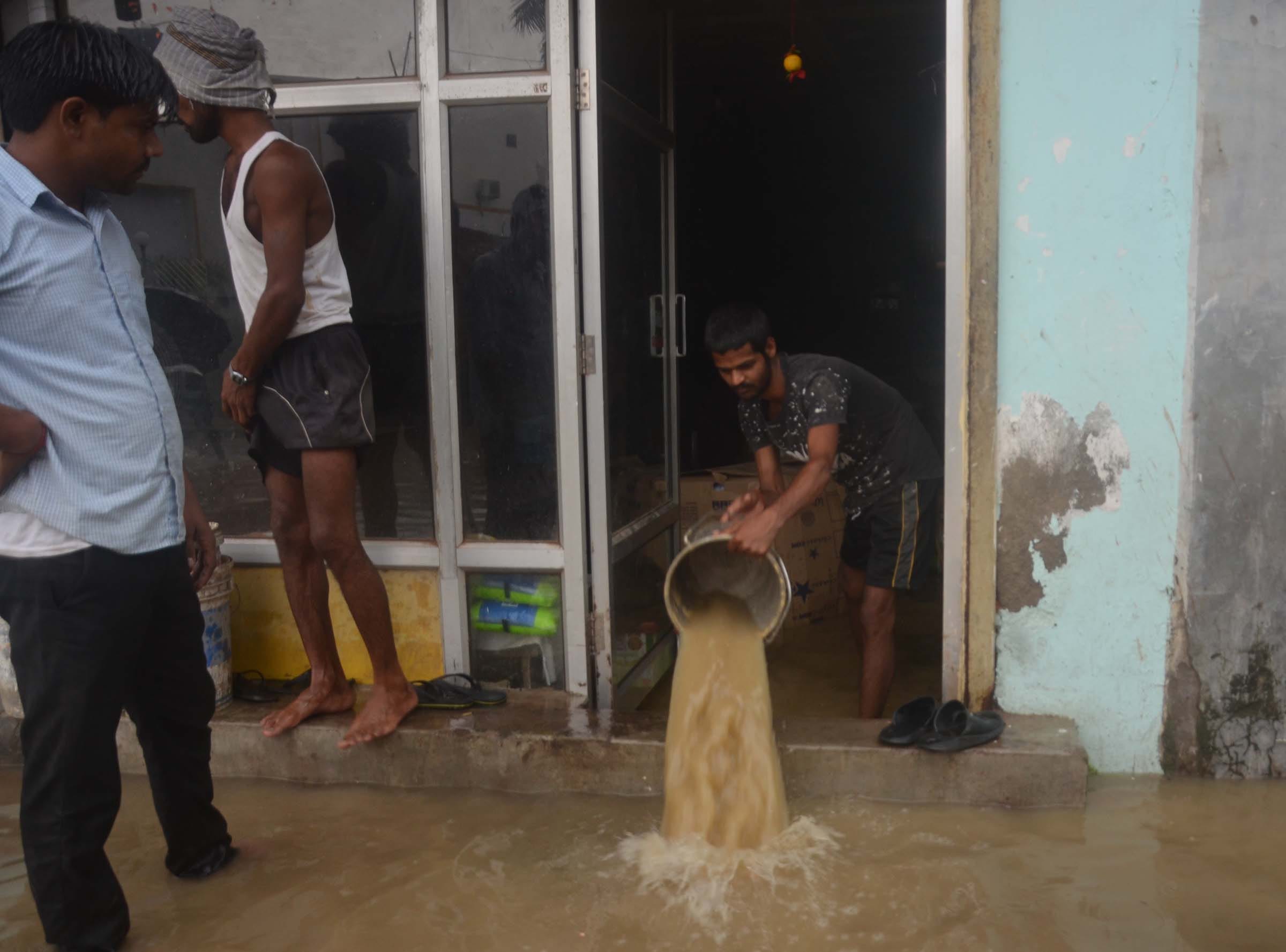 Three hours of torrential rain, the city started drowning