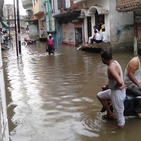 Three hours of torrential rain, the city started drowning