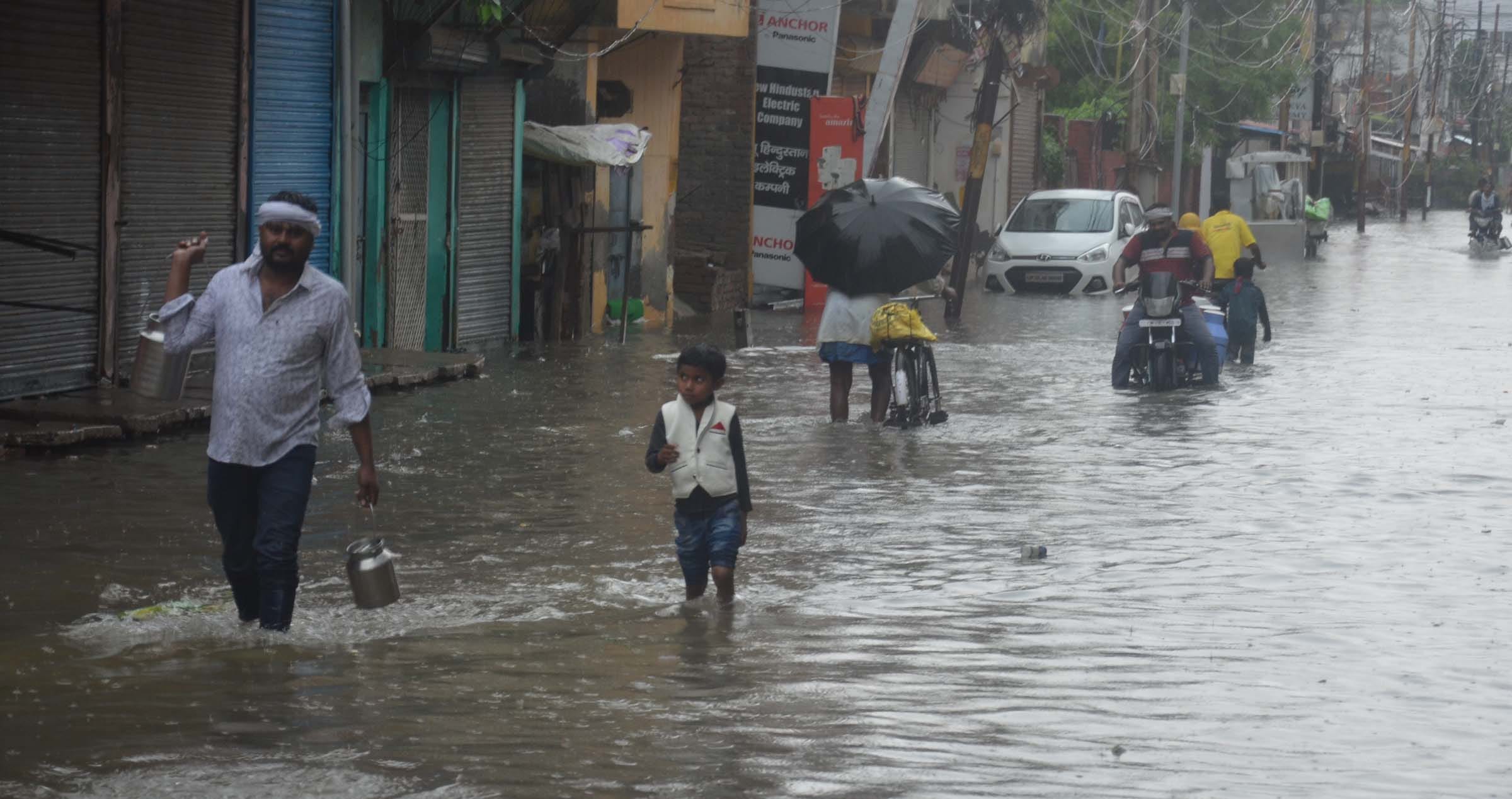 Three hours of torrential rain, the city started drowning
