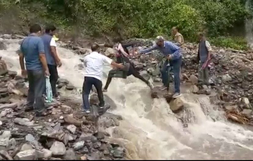 Block chief and Naib tehsildar heard problems of disaster affected