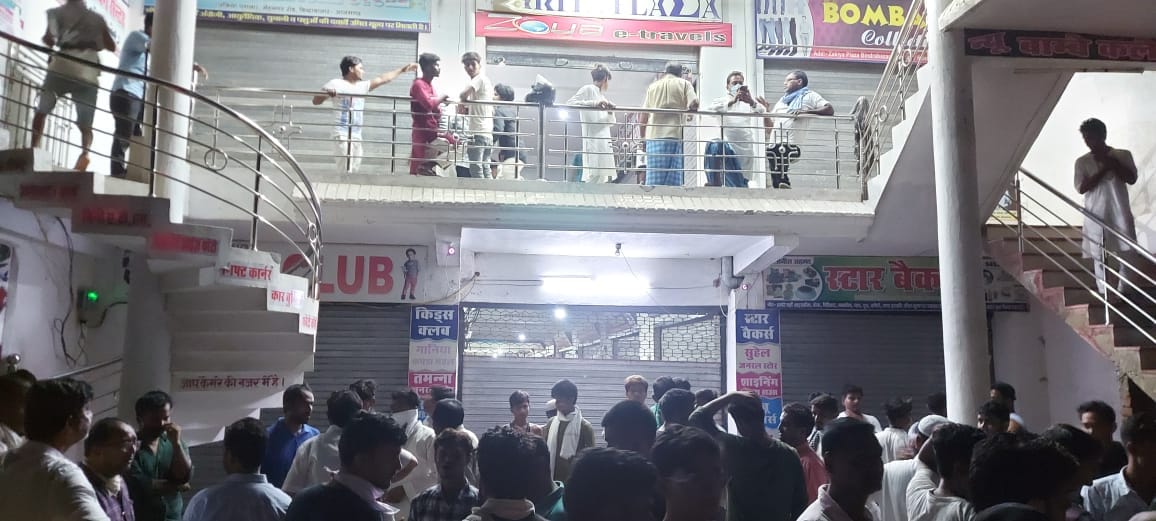 Thieves committed major crime in Azamgarh, 28 shops of Dhangal Dali Complex