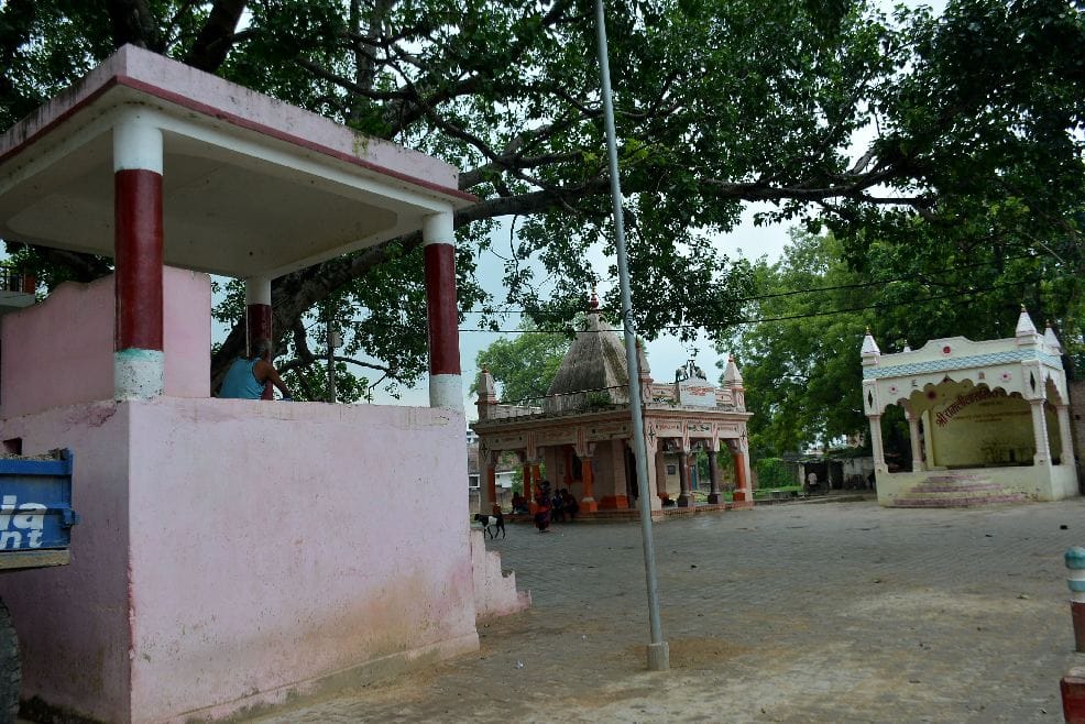 Villagers cut cake on the 140th birth anniversary of Kathasamrat Munshi Premchand, literature lovers bowed down