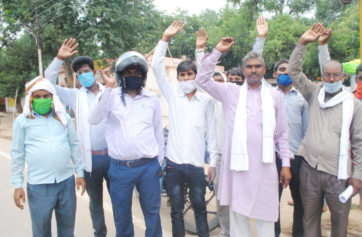 bundelakhand eksapresave ke kinaare bhoomi adhigrahan ko lekar pradarshan