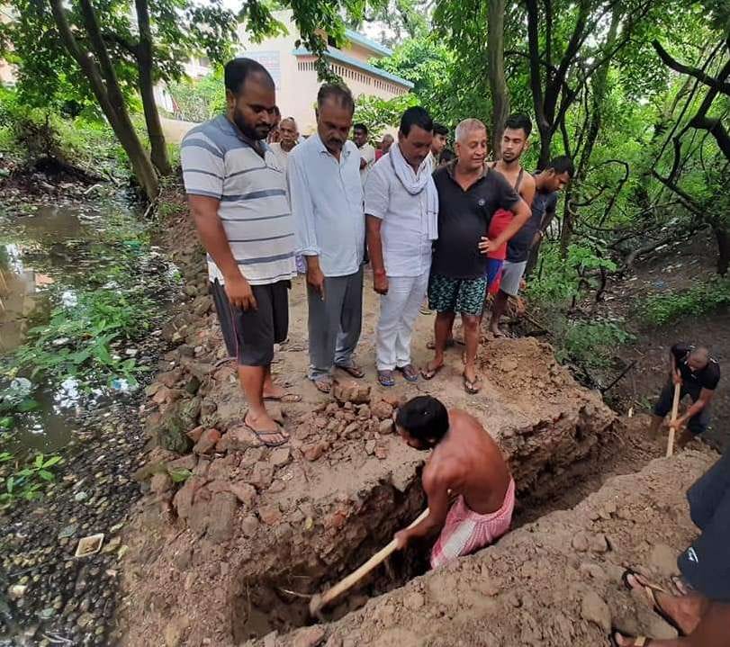 Way of drainage by removing illegal possession