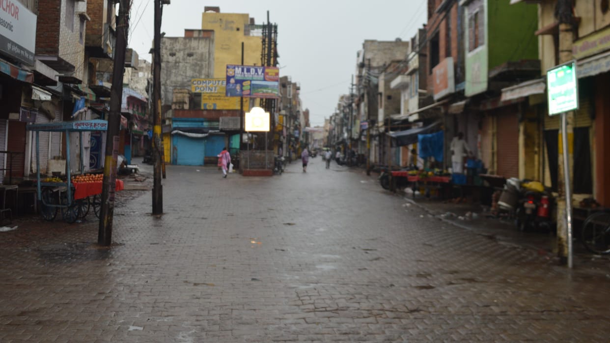 Hathras: Shops in main markets remain closed due to lockdown