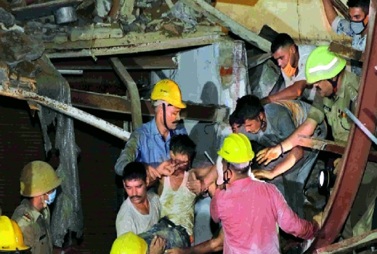 Under construction building collapses in Noida sector 11 many died and injured