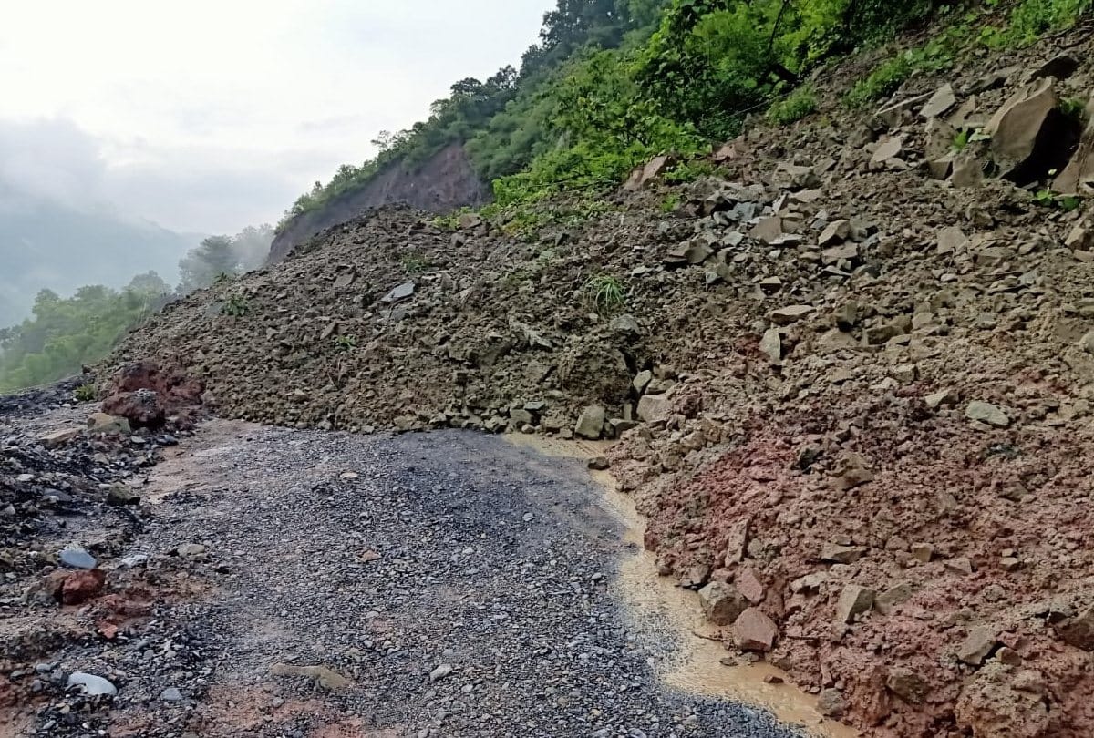 heavy rain in himachal pradesh roads blocked due to landslides