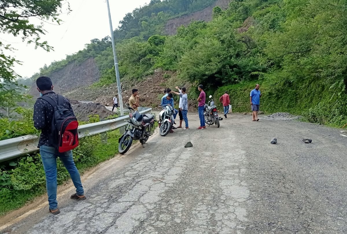 heavy rain in himachal pradesh roads blocked due to landslides