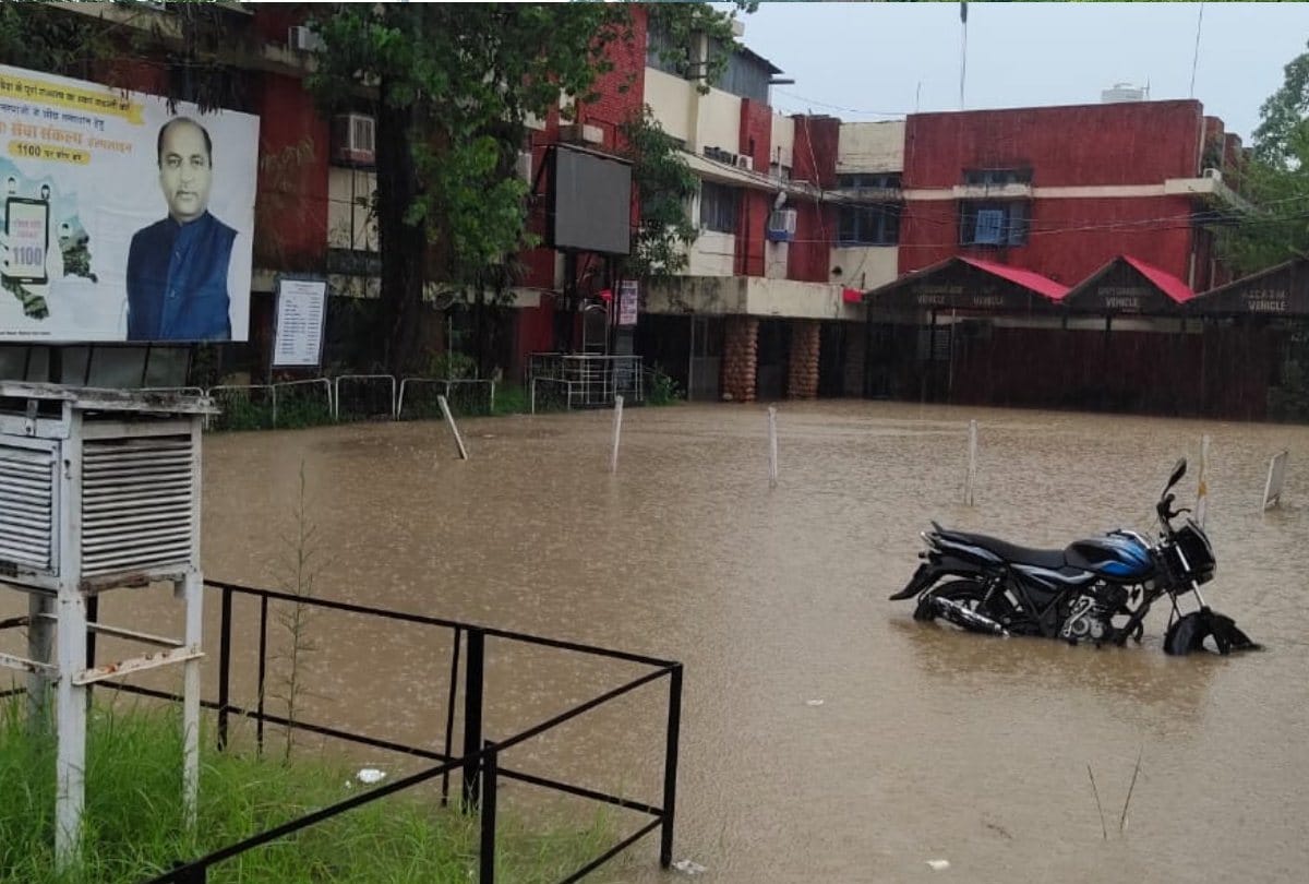 heavy rain in himachal pradesh roads blocked due to landslides