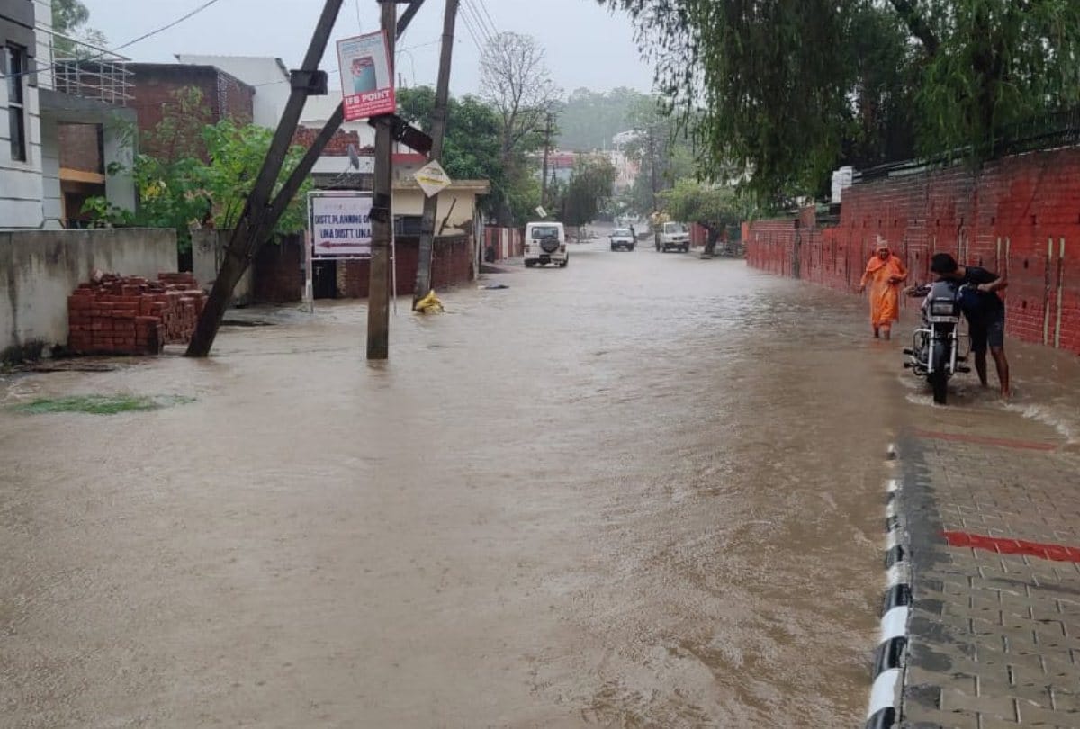 heavy rain in himachal pradesh roads blocked due to landslides