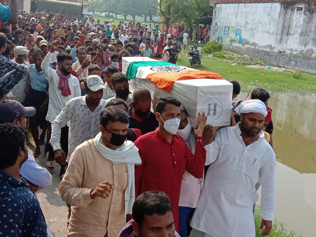 As soon as the jawan's body arrived, there was chaos in Lakhanimubarakpur village