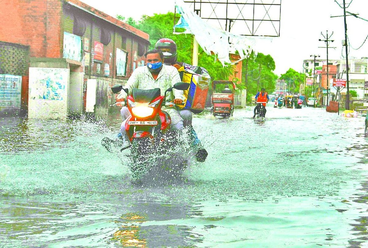 Rain Water logging on roads in front of Municipal Corporation Agra
