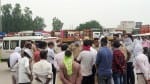 संविदा कर्मचारी की मौत के बाद कंटेनर डिपो में एकत्रित ग्रामीण।