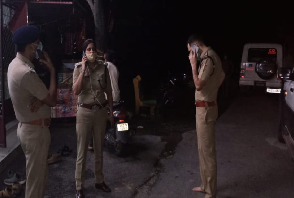 Firing on Liquor shop workers in Dehradun for loot