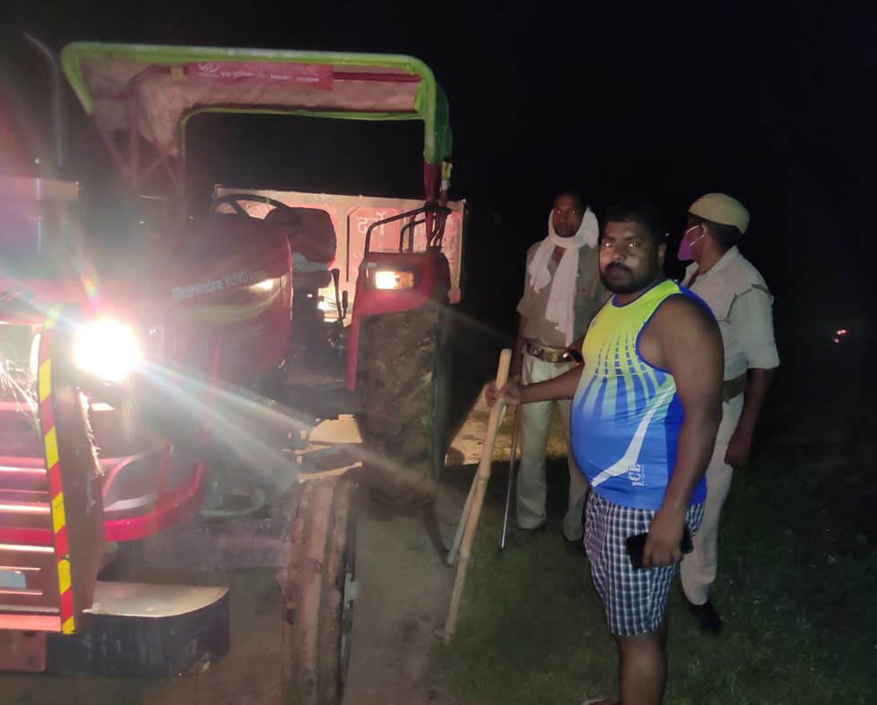 sdm caught sand loaded tractor-trolly