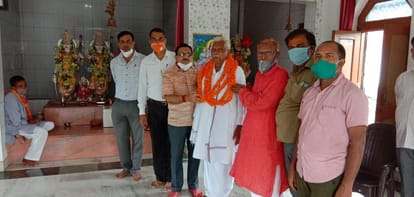अयोध्या राम जन्मभूमि पूजन में शामिल होने जाते सियाराम ऊमरवैश्य का विदा करते समाज के लोग।