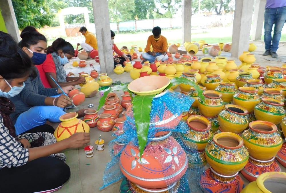 Ayodhya is being painted in yellow colour before Bhoomi Poojan.
