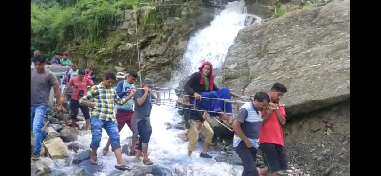 The youth of Chauna village took the sick woman to Madkot, 18 km from Doli.