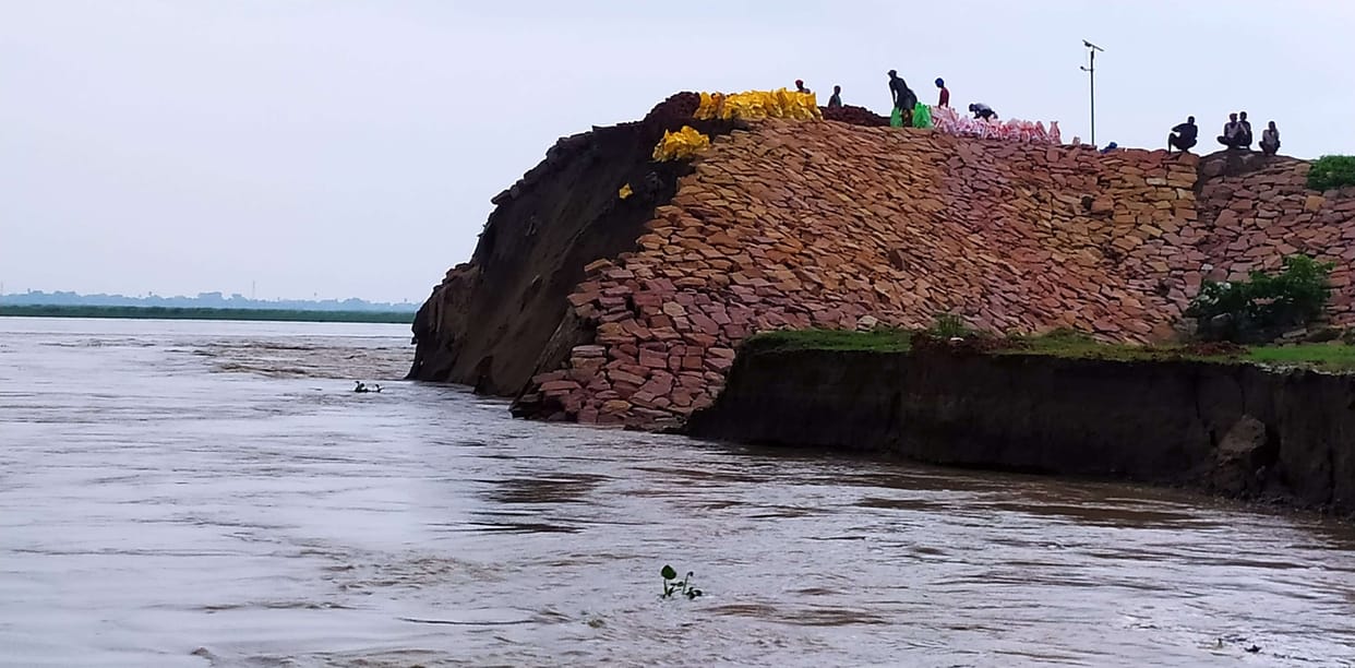 High officials including DM shed the part of tea spur to save dam in Saryu stream