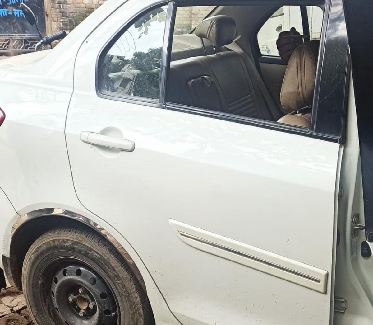 Thief trying to stole car break window glass in varanasi up