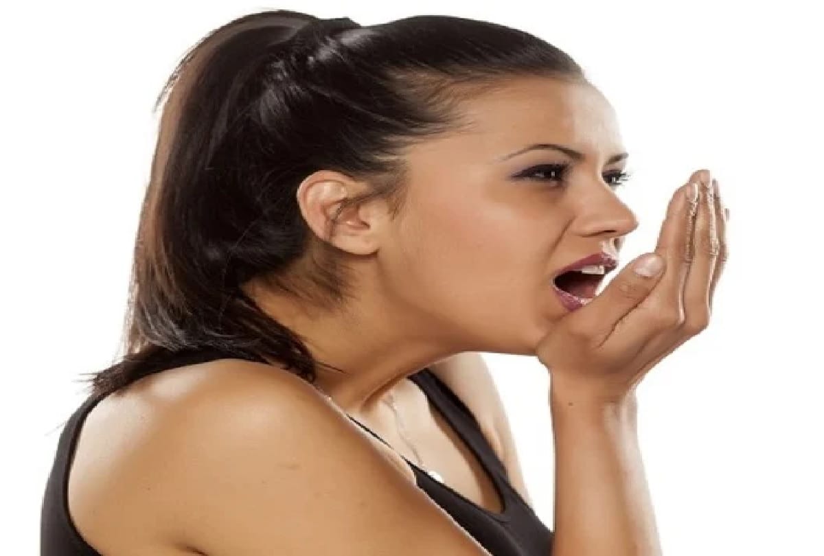 bad breath treatment cure remedies at home muh se badbu aana